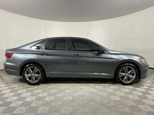 Platinum Gray Metallic 2021 Volkswagen Jetta 1.4T R-Line