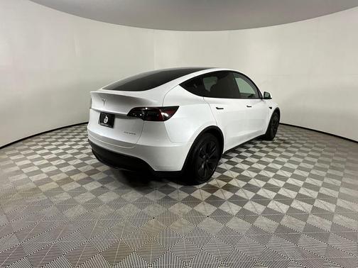 White 2024 Tesla Model Y Long Range