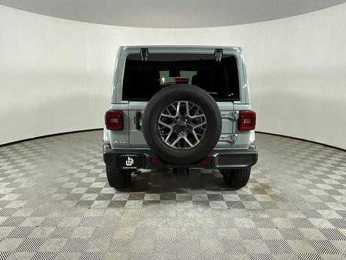 Earl Clearcoat 2024 Jeep Wrangler Sahara