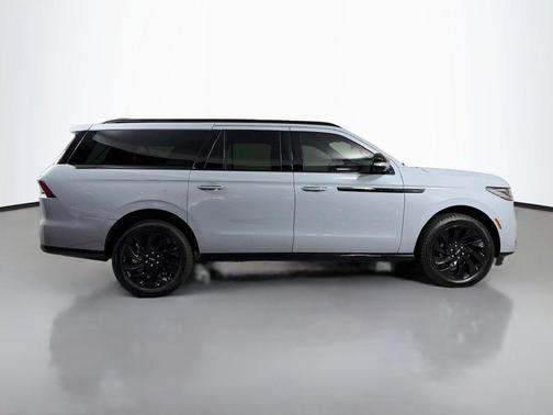 Gray Mist Metallic 2027 Lincoln Navigator Reserve