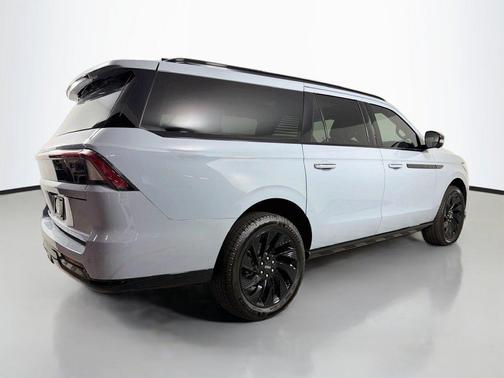 Gray Mist Metallic 2027 Lincoln Navigator Reserve