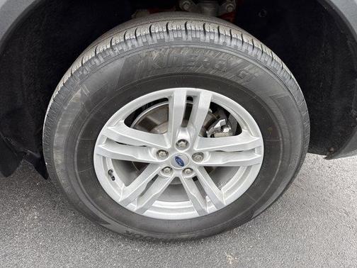Rapid Red Metallic Tinted Clearcoat 2023 Ford Explorer XLT