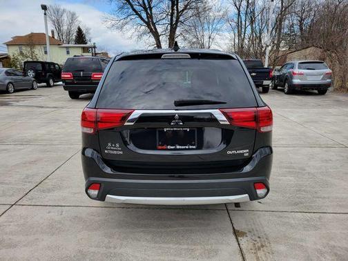 Photo 5 of 23 of 2017 Mitsubishi Outlander SE