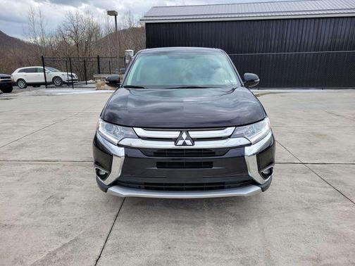 Photo 2 of 23 of 2017 Mitsubishi Outlander SE