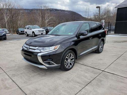 Photo 3 of 23 of 2017 Mitsubishi Outlander SE