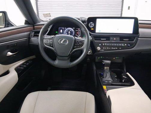 2025 Lexus ES 300h Base