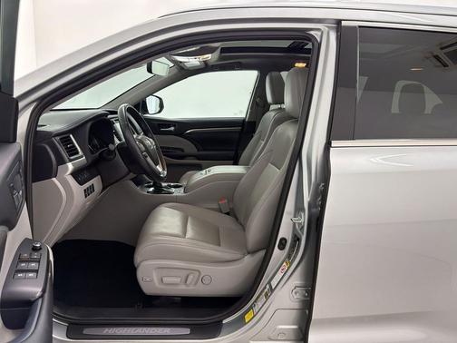 Celestial Silver Metallic 2019 Toyota Highlander Limited