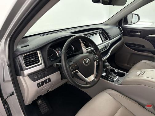 Celestial Silver Metallic 2017 Toyota Highlander XLE