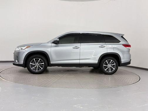 Celestial Silver Metallic 2019 Toyota Highlander XLE