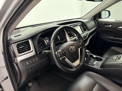 Celestial Silver Metallic 2019 Toyota Highlander XLE