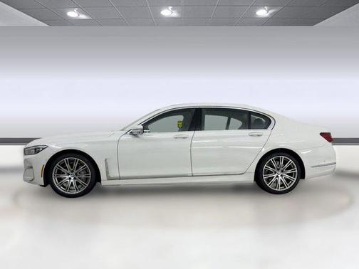 2022 BMW 740 i