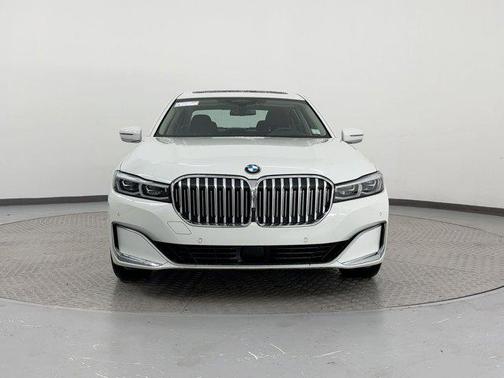 2022 BMW 740 i