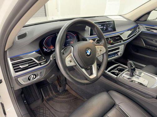 2022 BMW 740 i