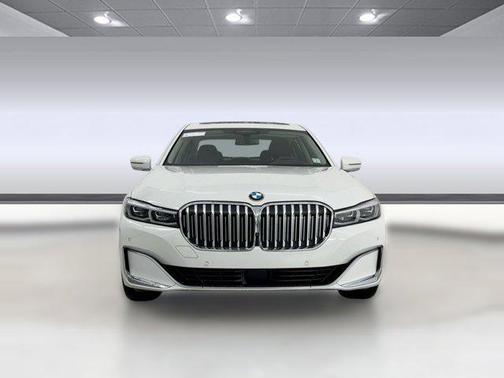 2022 BMW 740 i