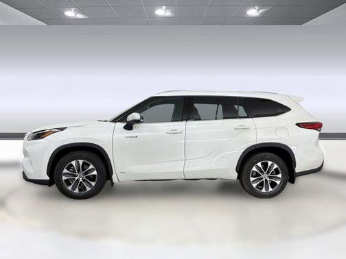 Blizzard Pearl 2021 Toyota Highlander Hybrid XLE