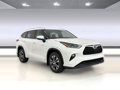 Blizzard Pearl 2021 Toyota Highlander Hybrid XLE