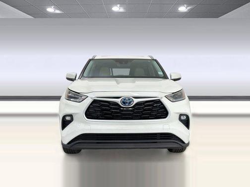 Blizzard Pearl 2021 Toyota Highlander Hybrid XLE