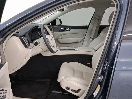 2023 Volvo XC60 B6 Ultimate Dark Theme