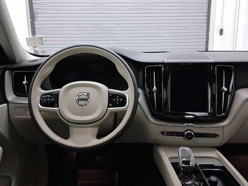 2023 Volvo XC60 B6 Ultimate Dark Theme