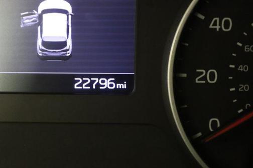 Clear White/Black Roof 2023 Kia Seltos S