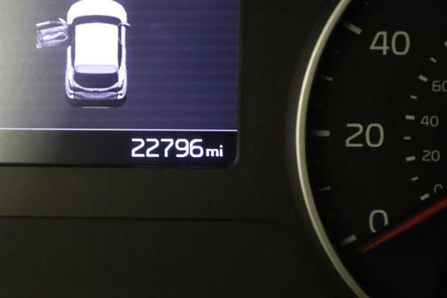 Clear White/Black Roof 2023 Kia Seltos S