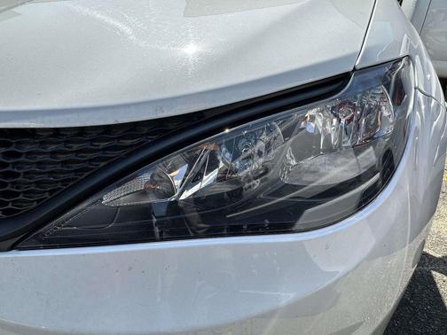 Bright White Clearcoat 2023 Chrysler Voyager LX
