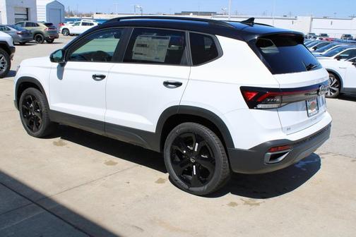2025 Volkswagen Taos 1.5T SE Black