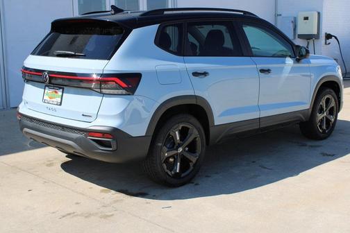 2025 Volkswagen Taos 1.5T SE Black