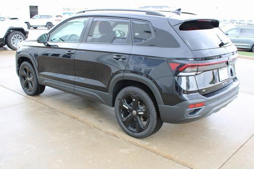 2025 Volkswagen Taos 1.5T SE Black