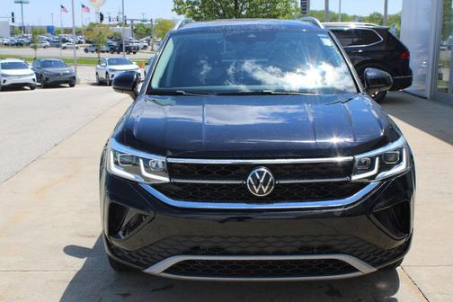 Deep Black Pearl Effect 2022 Volkswagen Taos 1.5T SEL