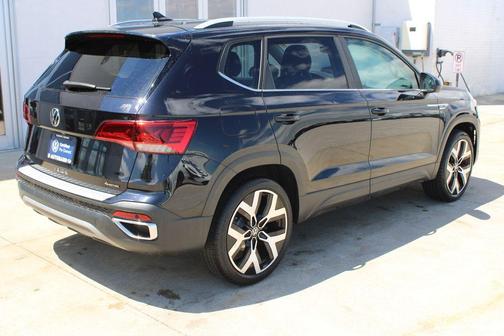 Deep Black Pearl Effect 2022 Volkswagen Taos 1.5T SEL