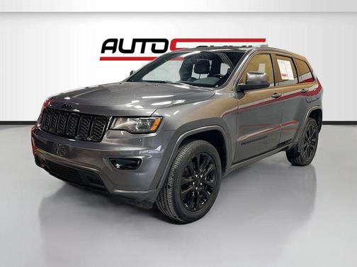 Granite Crystal Metallic Clearcoat 2021 Jeep Grand Cherokee Laredo