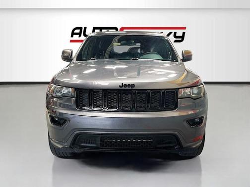 Granite Crystal Metallic Clearcoat 2021 Jeep Grand Cherokee Laredo