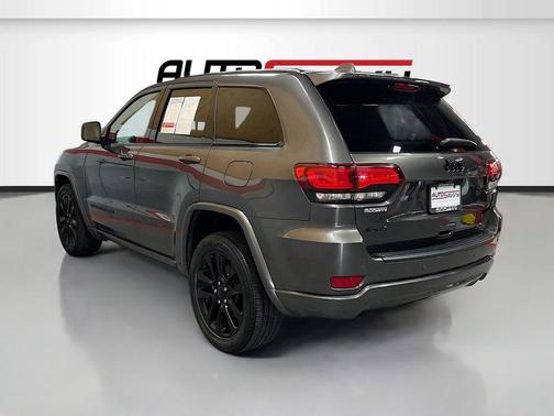 Granite Crystal Metallic Clearcoat 2021 Jeep Grand Cherokee Laredo