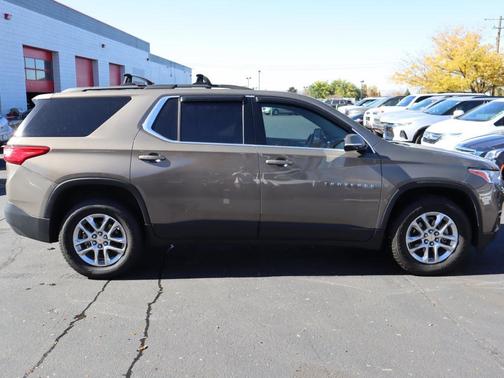 Photo 3 of 30 of 2020 Chevrolet Traverse LT Cloth