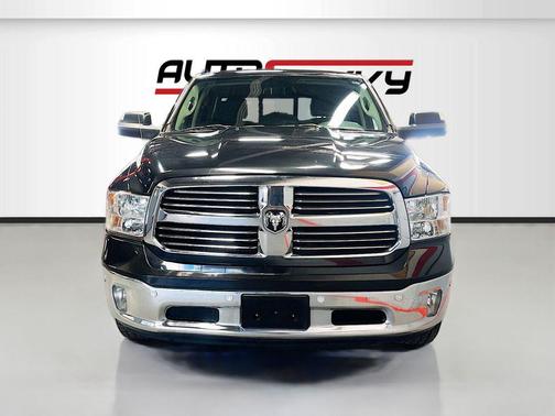 Brilliant Black Crystal Pearlcoat 2017 RAM 1500 Big Horn