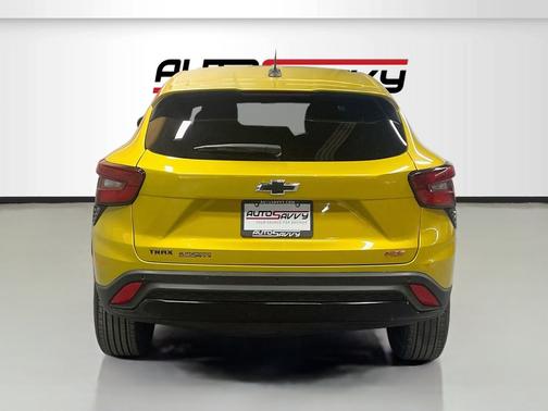 Nitro Yellow Metallic 2024 Chevrolet Trax 1RS