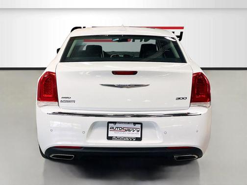 Bright White Clearcoat 2019 Chrysler 300 Limited