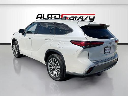 2021 Toyota Highlander Hybrid Platinum