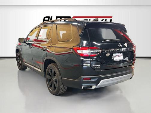Crystal Black Pearl 2024 Honda Pilot Touring 8-Passenger