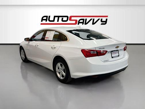 Summit White 2023 Chevrolet Malibu FWD 1LT