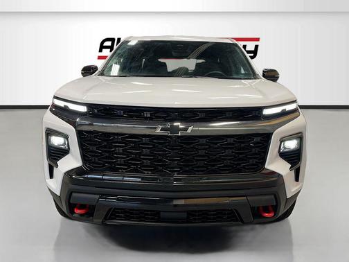 Polar White Tricoat 2026 Chevrolet Traverse AWD Z71