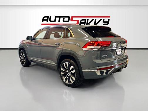 Pure Gray 2022 Volkswagen Atlas Cross Sport 3.6L V6 SEL Premium R-Line