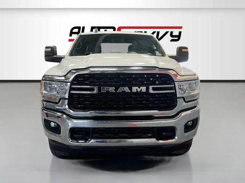 Bright White Clearcoat 2024 RAM 2500 Big Horn Crew Cab 4x4 8' Box