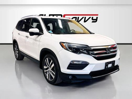White Diamond Pearl 2017 Honda Pilot Touring