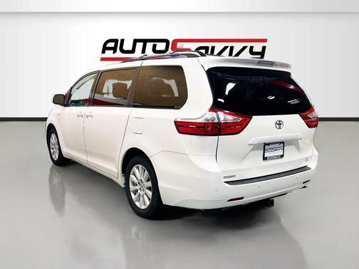 Blizzard Pearl 2017 Toyota Sienna XLE