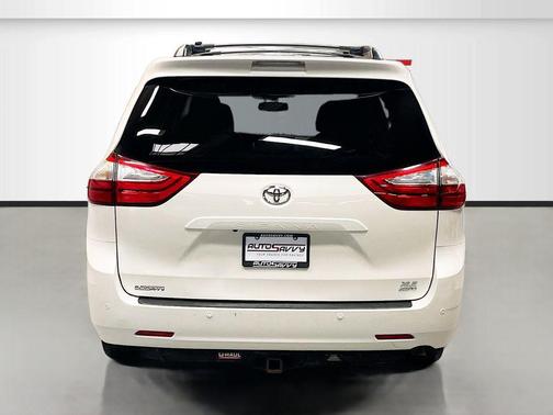 Blizzard Pearl 2017 Toyota Sienna XLE