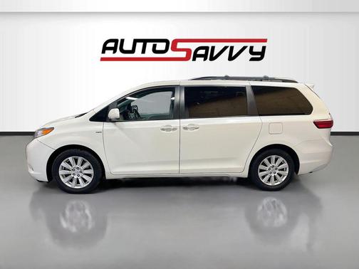 Blizzard Pearl 2017 Toyota Sienna XLE