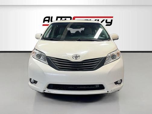 Blizzard Pearl 2017 Toyota Sienna XLE