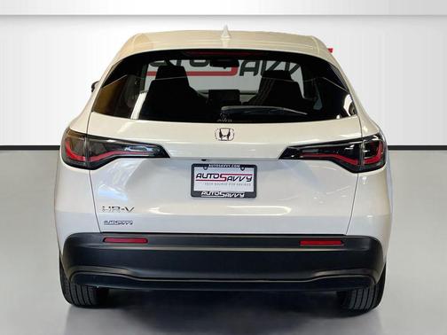 Platinum White Pearl 2025 Honda HR-V LX